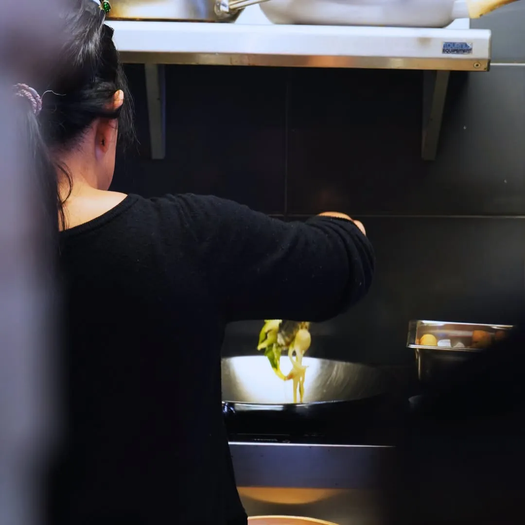 Sam en cuisine, au wok