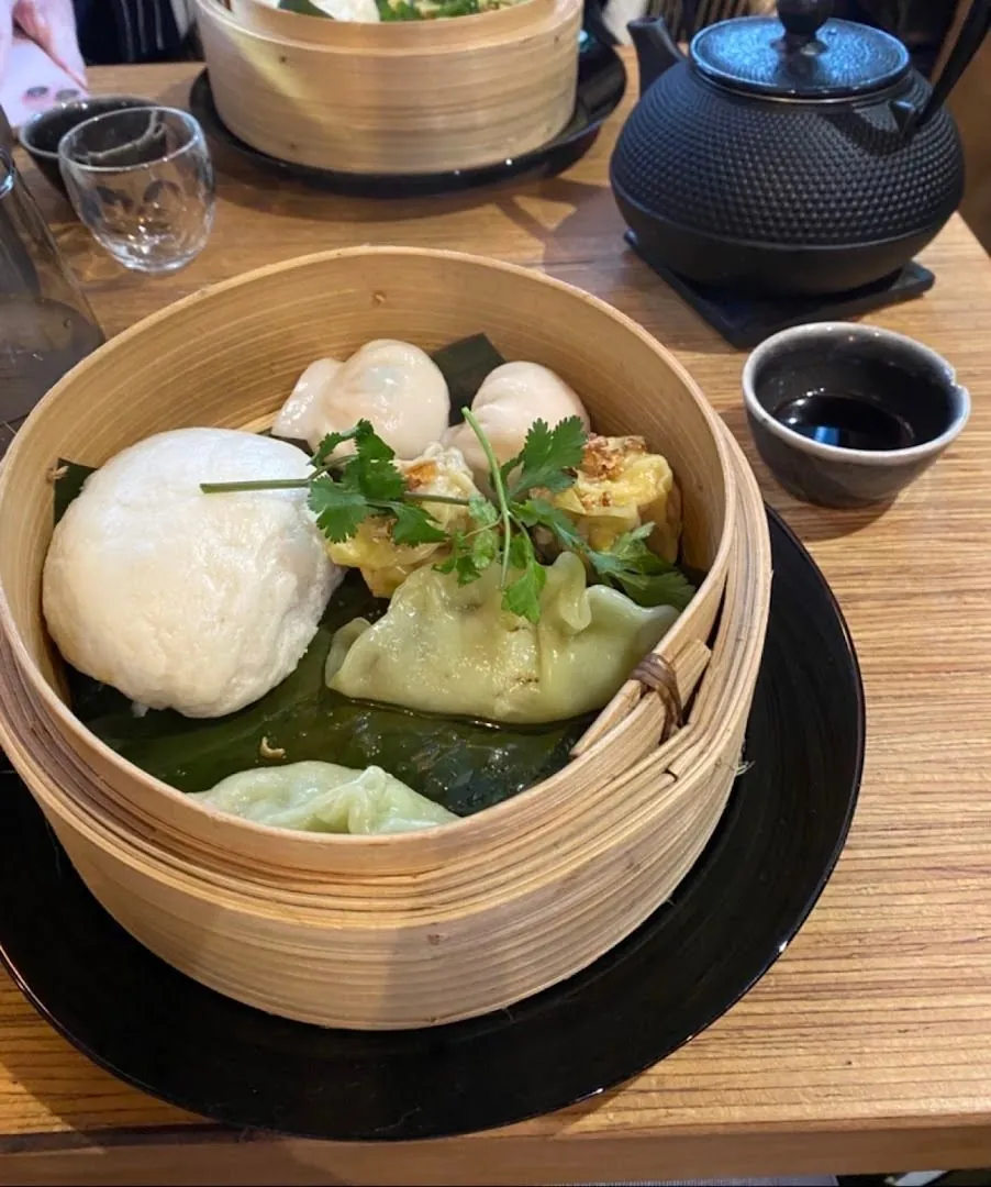 Panier vapeur avec bao, raviolis et dim sum
