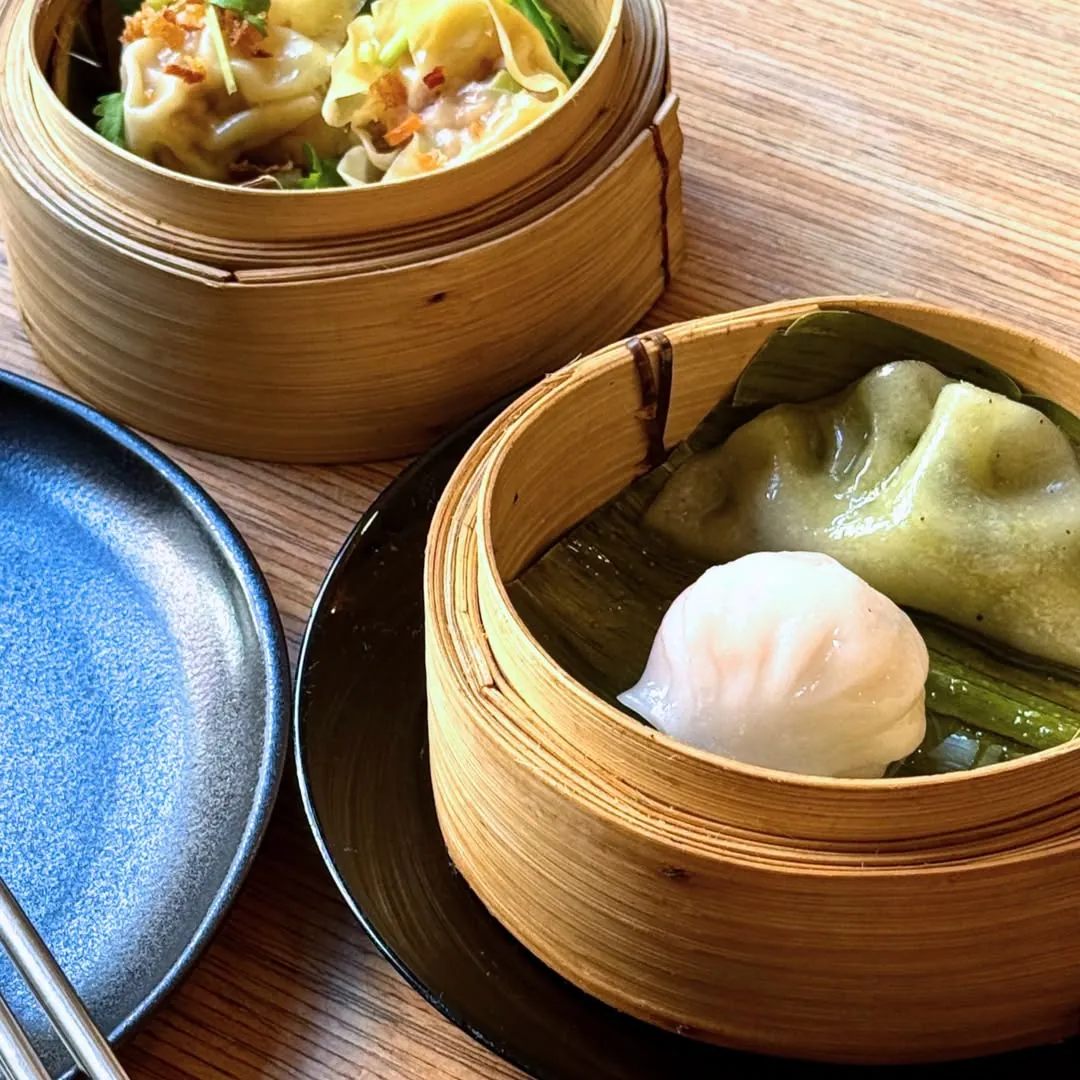 Paniers vapeur en bambou, raviolis et dim sum